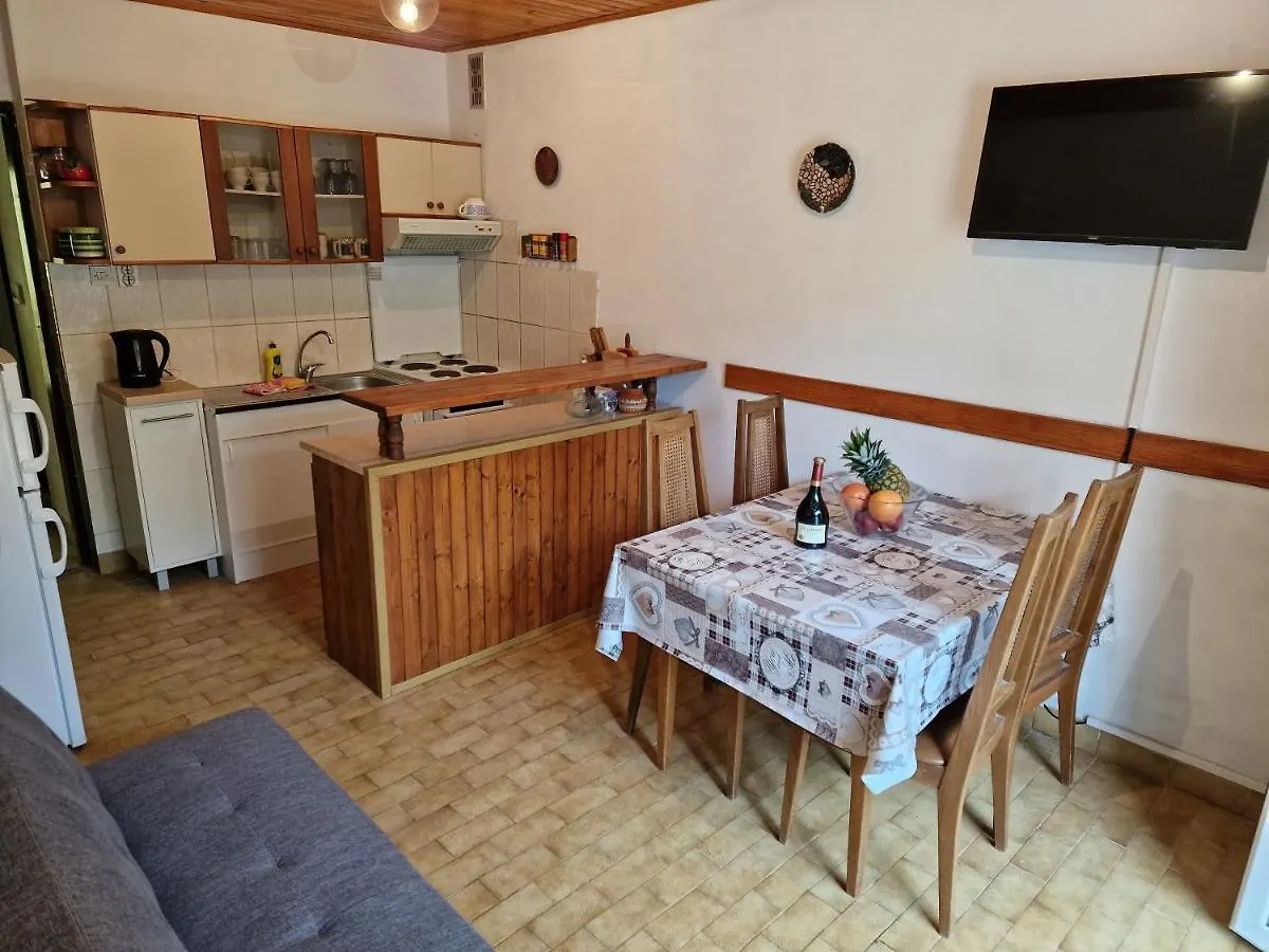 Sea Shell Apartments Vir